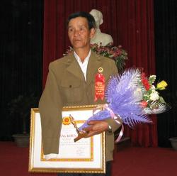 Cựu chiến binh A Blếch gương mẫu hiến đất làm trường học